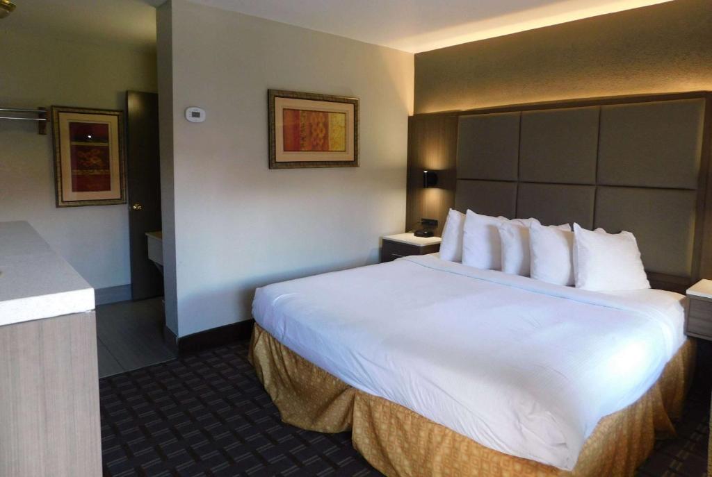 Deluxe King Room at Days Inn Gatlinburg